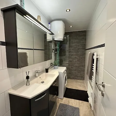 Stylish Near Train-station Parking Extra Alloggio in famiglia